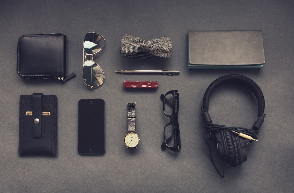 Photo représentant des accessoires souvent sous licences : montre, casque audio, lunettes, noeud papillon, portefeuille et autres.