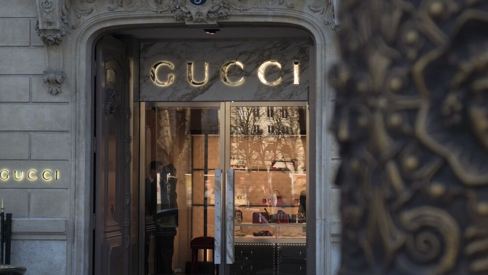 Photo de la vitrine d'un magasin Gucci, marque utilise des licences.