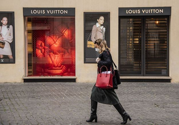 Durant le confinement les marques de luxe ont été contraintes de fermer leurs magasins et d'offrir une expérience client uniquement en ligne