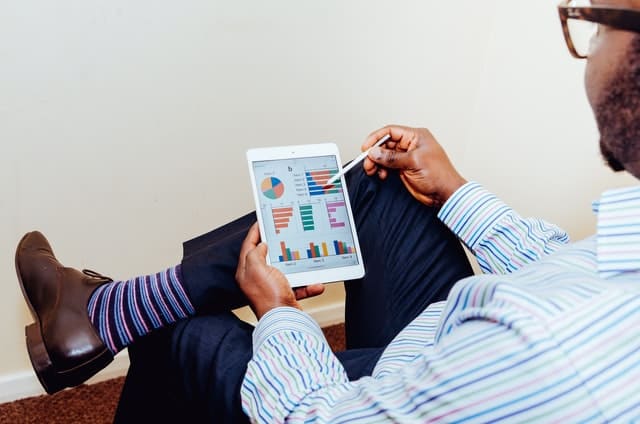 Homme analysant de la data marketing sur sa tablette