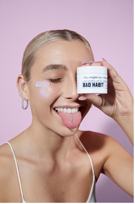 Exemple de marketing d'influence : Emma Chamberlain faisant la promotion de la marque cosmétique Bad Habit