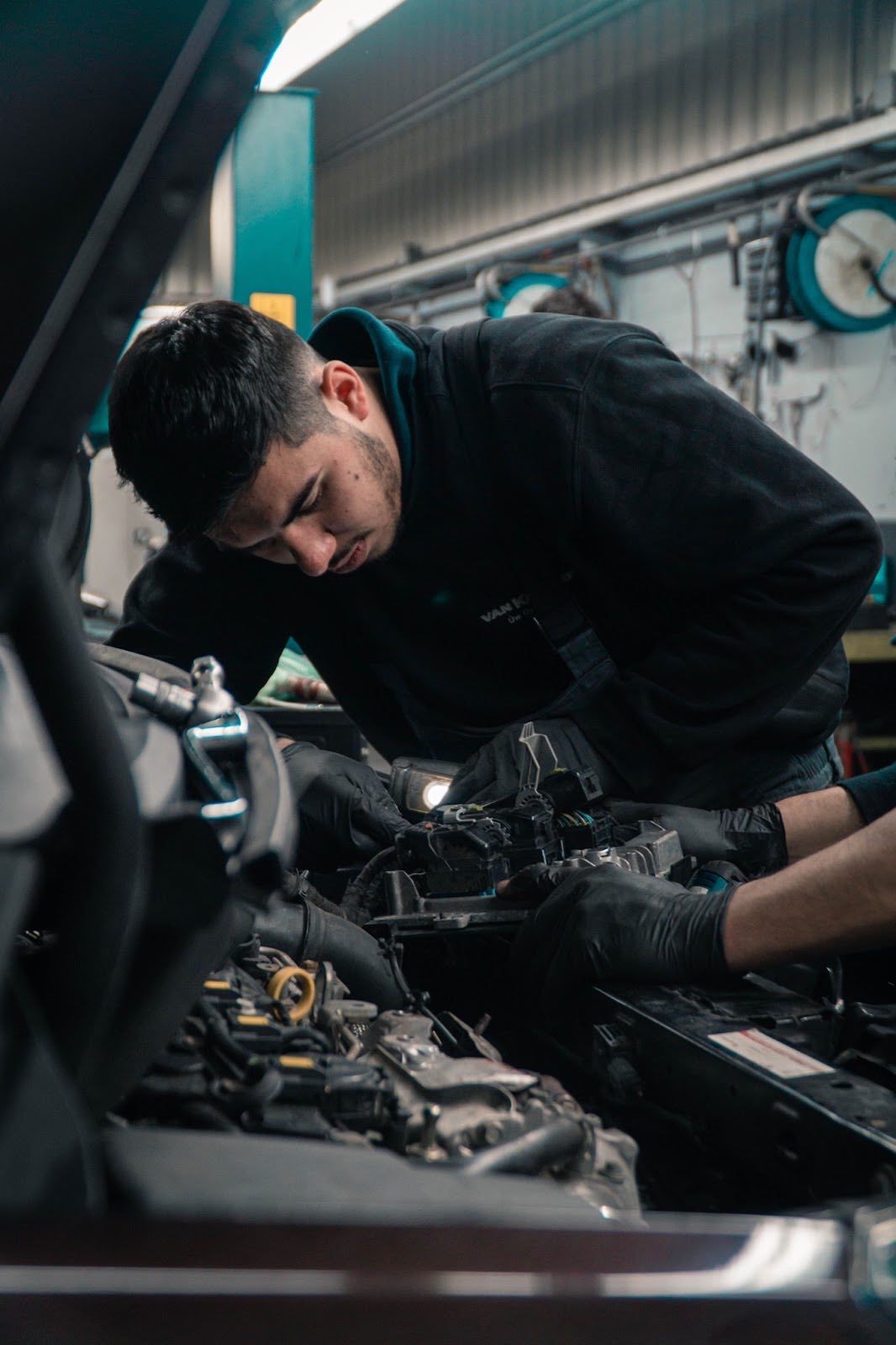 Mécanicien qui change une pièce automobile