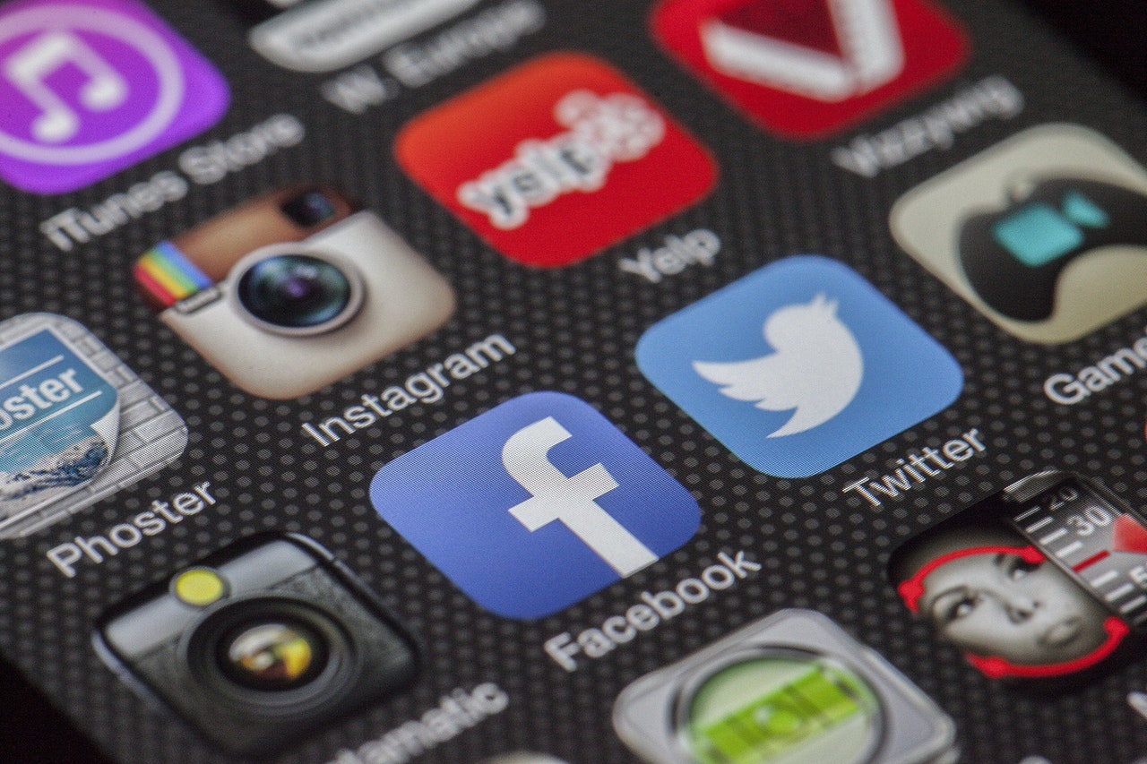 des icônes de socials selling sur écran de téléphone