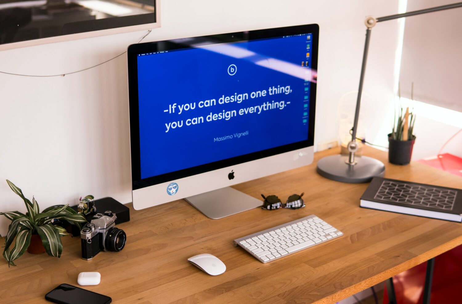 Image principale d'illustration avec un bureau avec un ordinateur ouvert sur une citation "if you can design one thing, you can design everything"