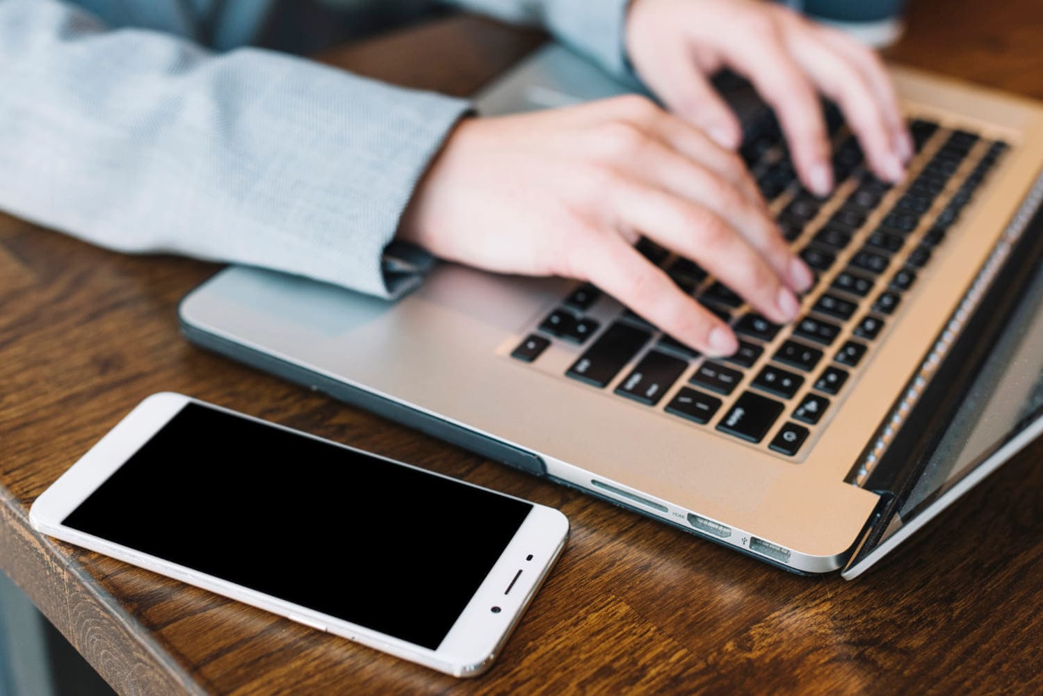 Utilisation d'un pc portable avec un smartphone sur le coté.