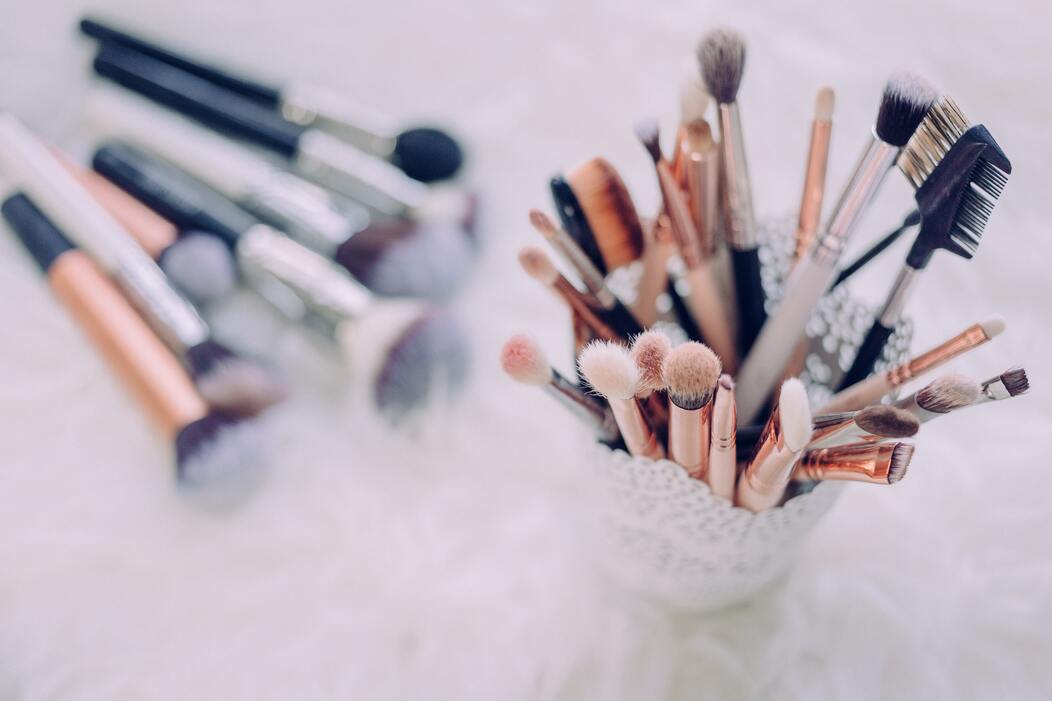Illustration mettant en avant des pinceaux pour maquillage ayant pour objectif de rappeler l'industrie de la beauté image de pinceaux pour maquillage faisant référence à l'industrie de la beauté
