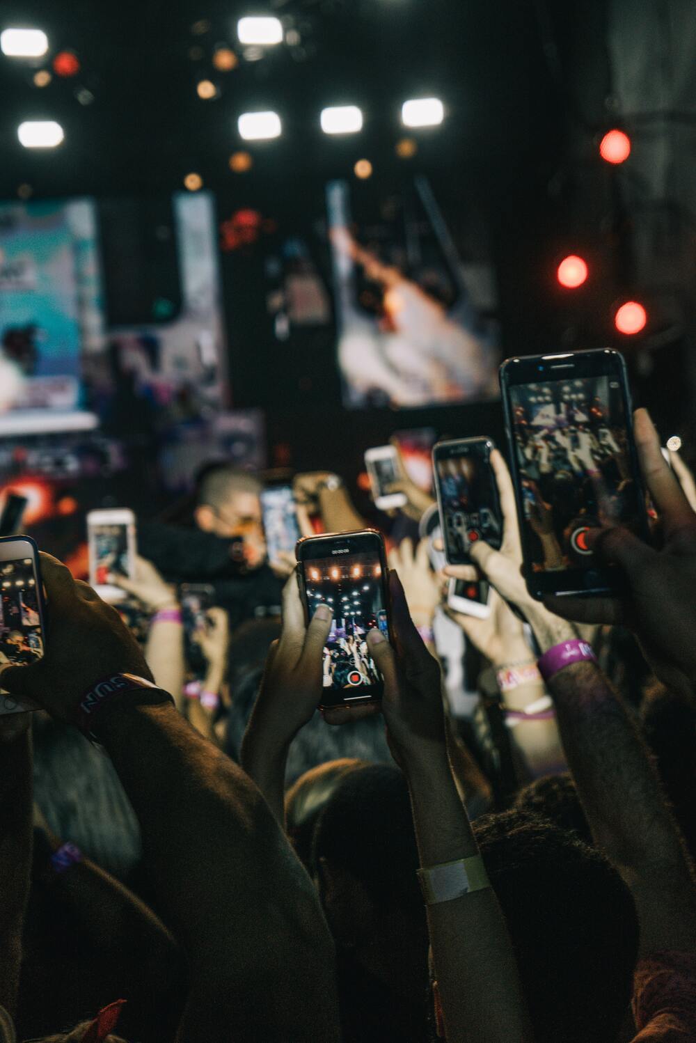 Addiction au smartphone Plusieurs Digital Natives prennent une photo à l'aide de leur smartphone.