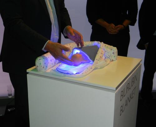 Prototype de la Bilirubin Blanket (photo issue du site internet http://techon.nikkeibp.co.jp)