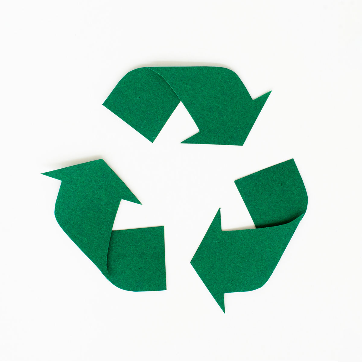 Image schématisant le cercle du recyclage Logo vert du recyclage seconde main, trois flèches vertes créant un cercle