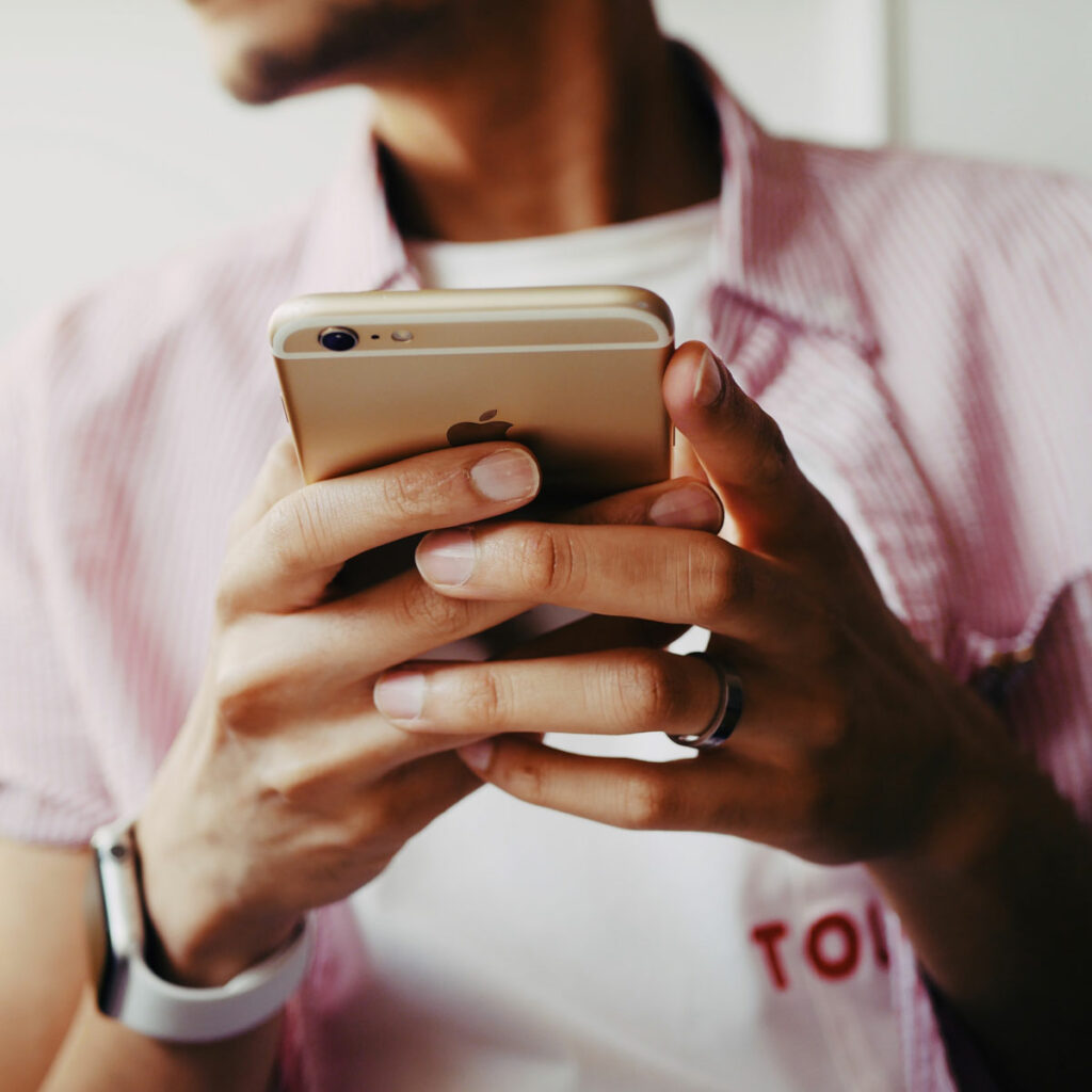 Image illustrant les nouvelles générations connectées Jeune personne tenant son téléphone