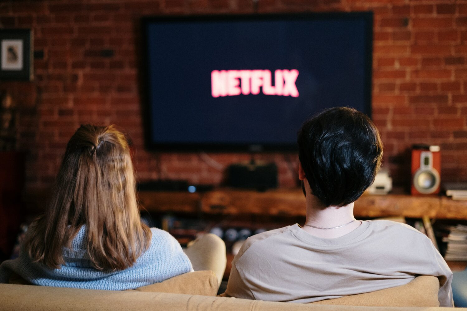 Deux personnes visionnant Netflix
