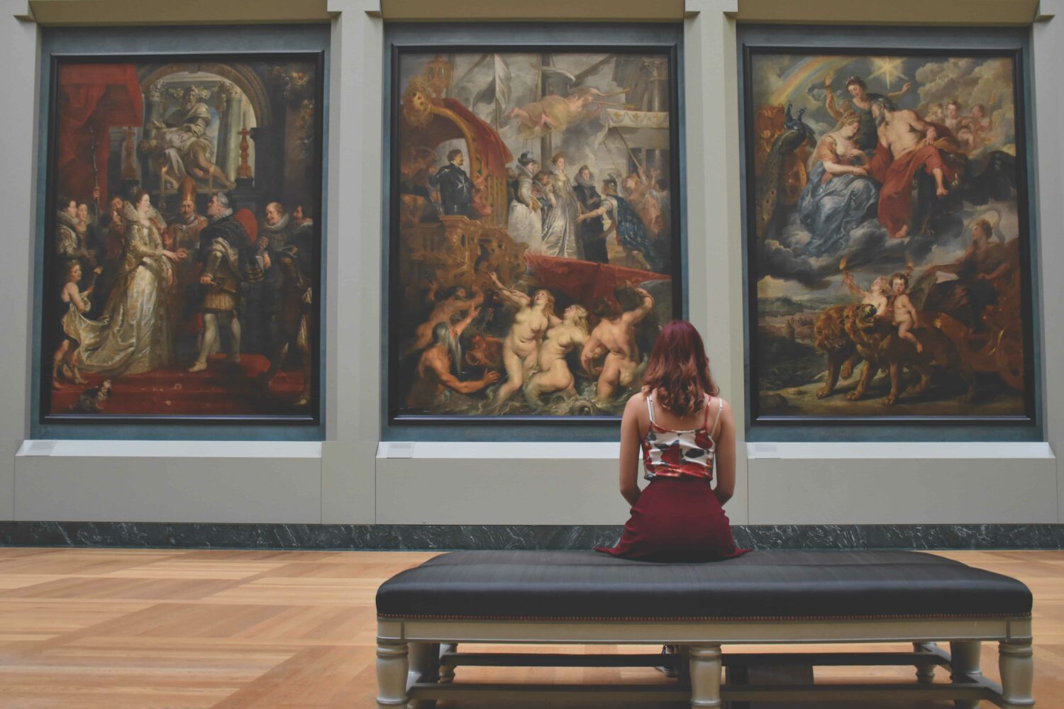 L'intérieur du musée du Louvre à Paris
