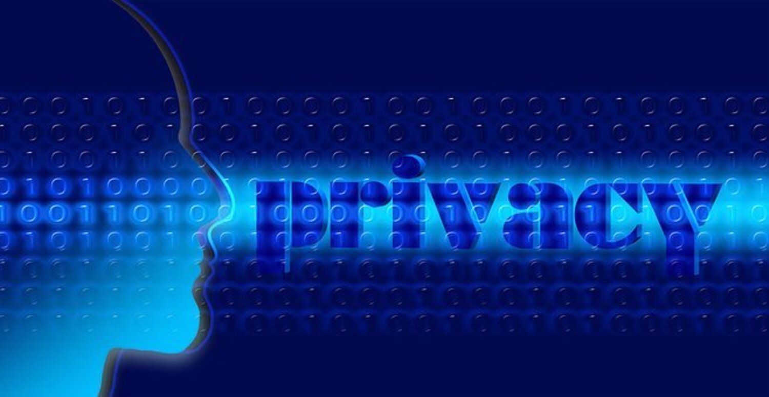 lignes code binaire au milieu le mots privacy à droite et une silhouette visage