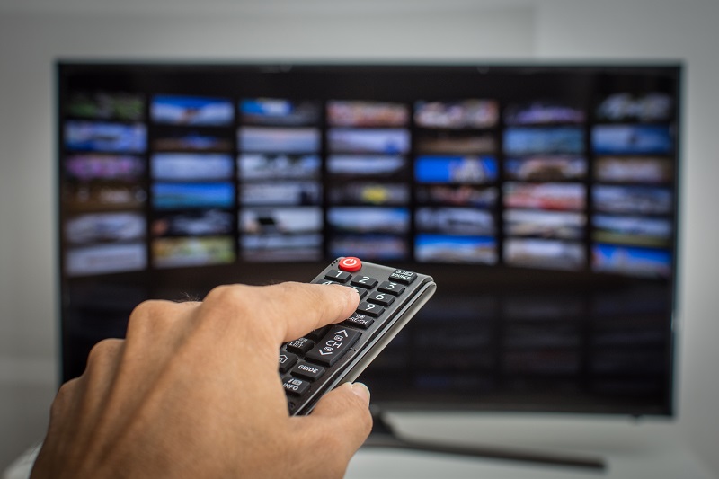 Télécommande pointée vers une télévision